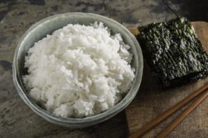 Lee más sobre el artículo 5 Consejos para un Arroz Perfecto al Hacer Sushi en Casa